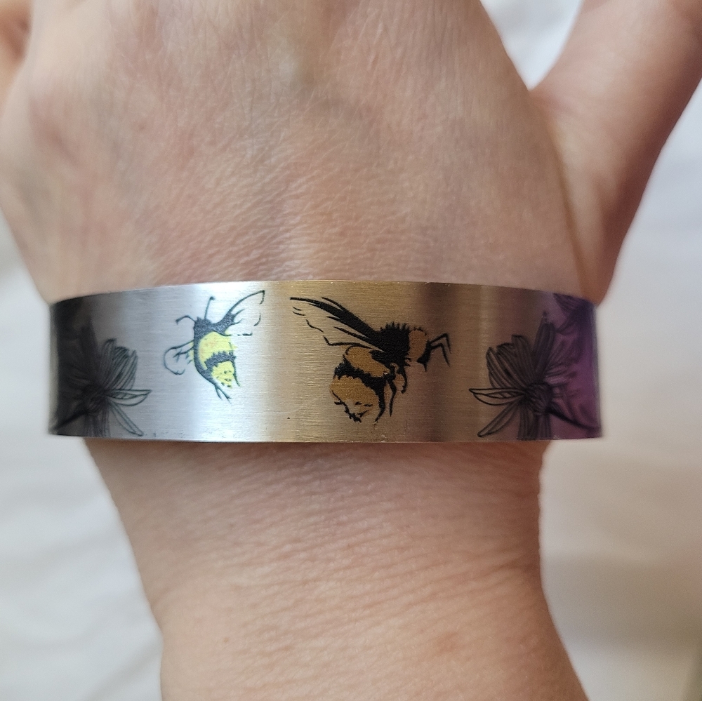Stainless steel bee bracelet
